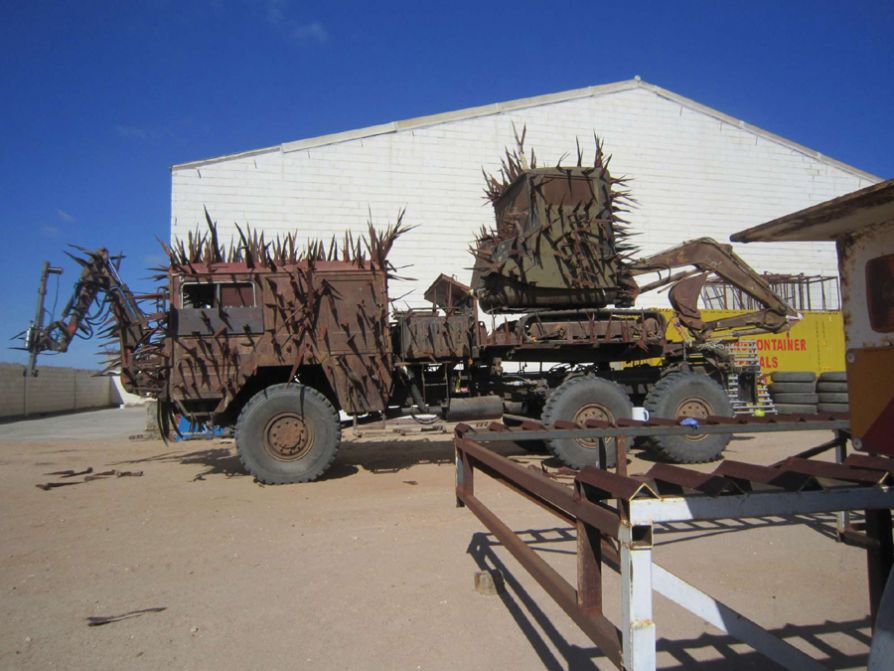 Автомобильный экскаватор Стервятников из Mad Max "отдыхает" от съемок