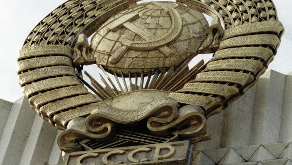 Герб СССР на здании в Украине