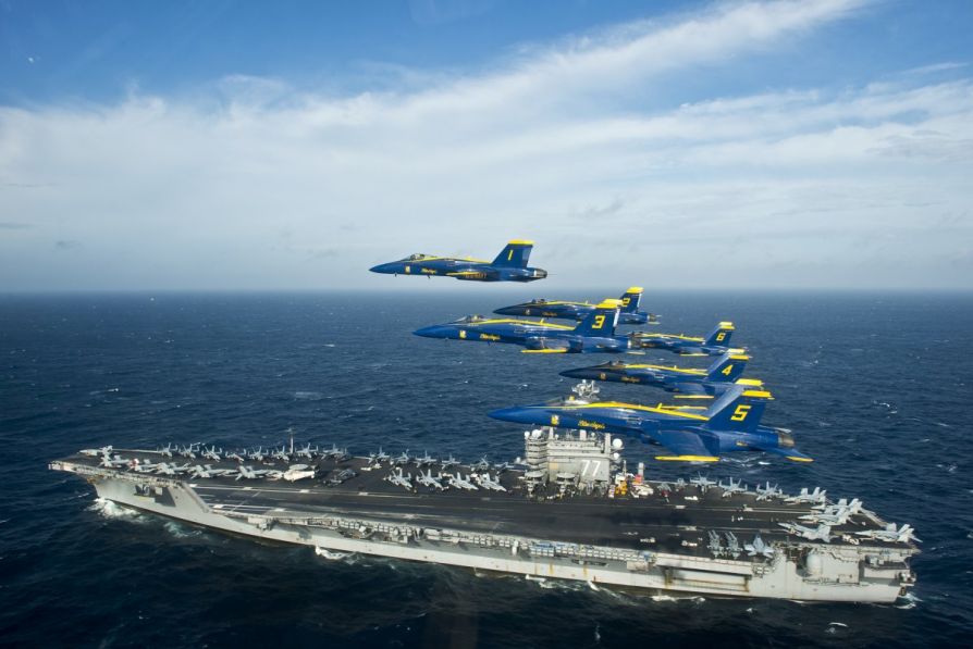 «Голубые ангелы» взмывают над CVN-77 Джордж Буш (USS George H.W. Bush)