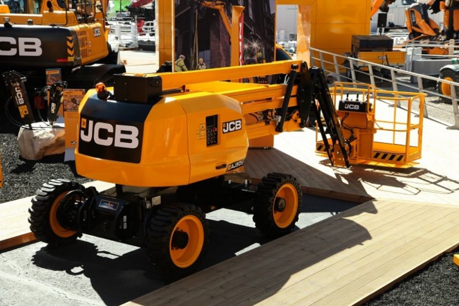 Представлен первый коленчатый подъемник  JCB AJ50D