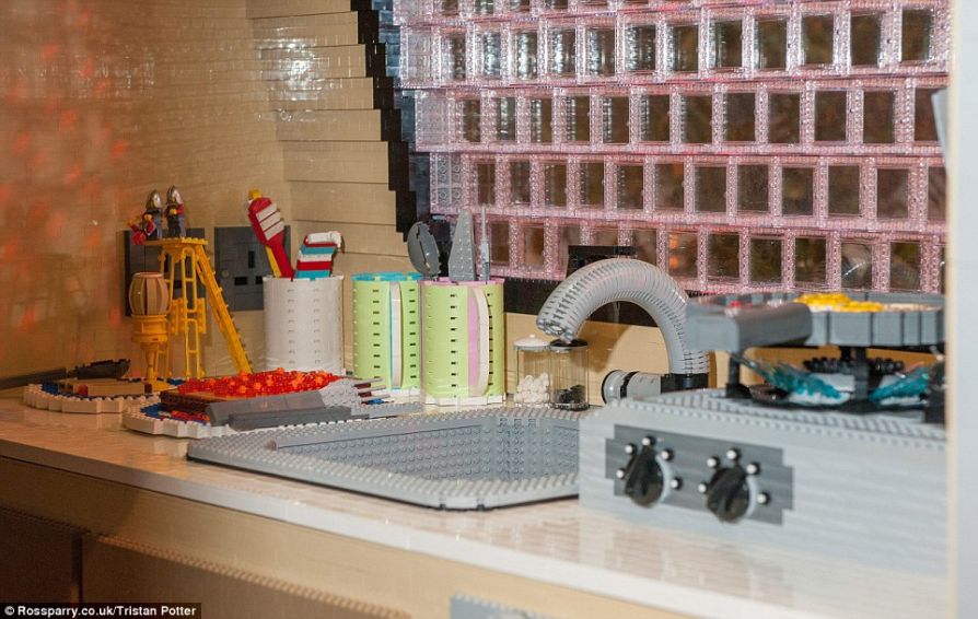 Внутреннее помещение кемпера, сделанного из Lego