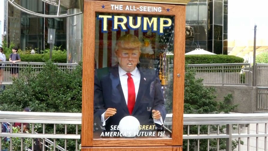 Манекен Трампа дает предсказания