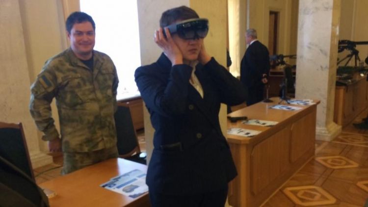 Надежда Савченко примеряет очки Limpid Armor