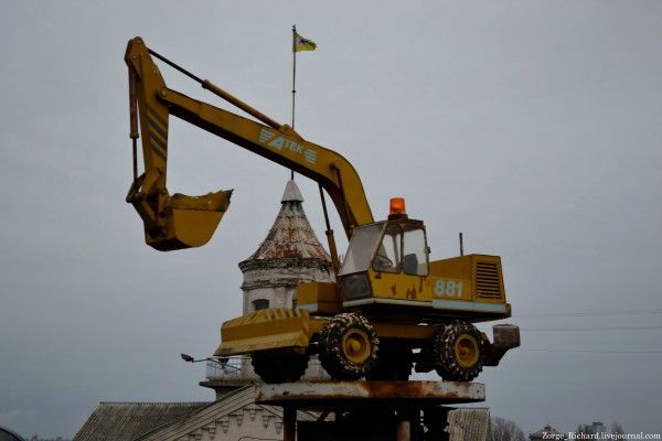 Завод АТЕК экскаватор на его крыше