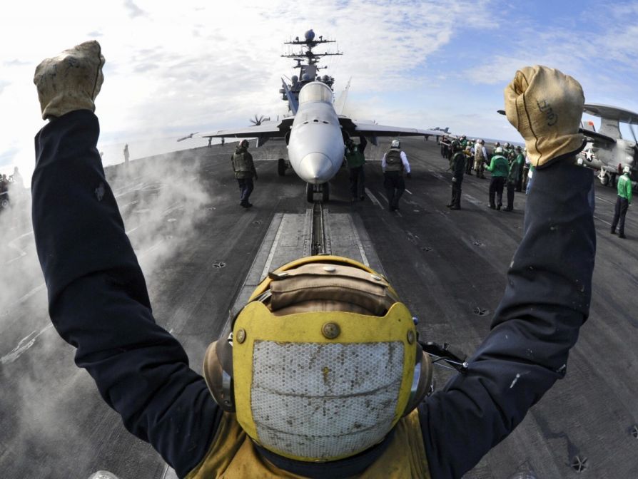Подготовка истребителя-бомбардировщика и штурмовика Hornet F/A-18C