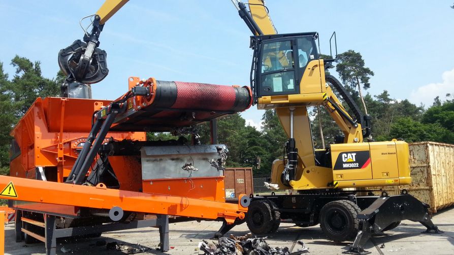Колесный перегружатель для свалок cat MH3022