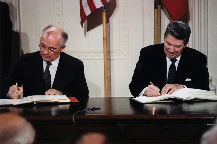 Рейган и Горбачев подписывают соглашение 1987 года