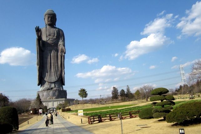 120-метровая статуя Ushiku Daibutsu