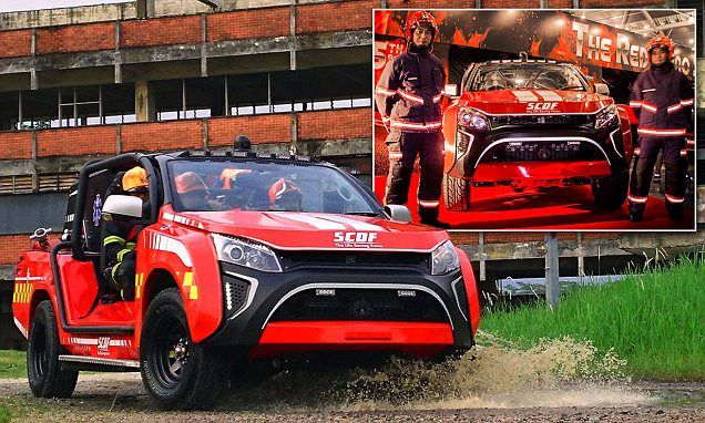 Пожарная машина Red Rhino LF5G рядом с сингапурскими спасателями