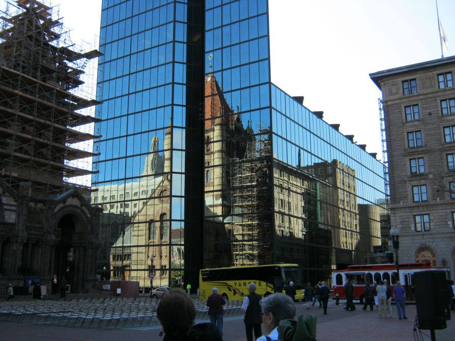 Церковь Trinity Church отражающаяся в окнах башни Хэнкока
