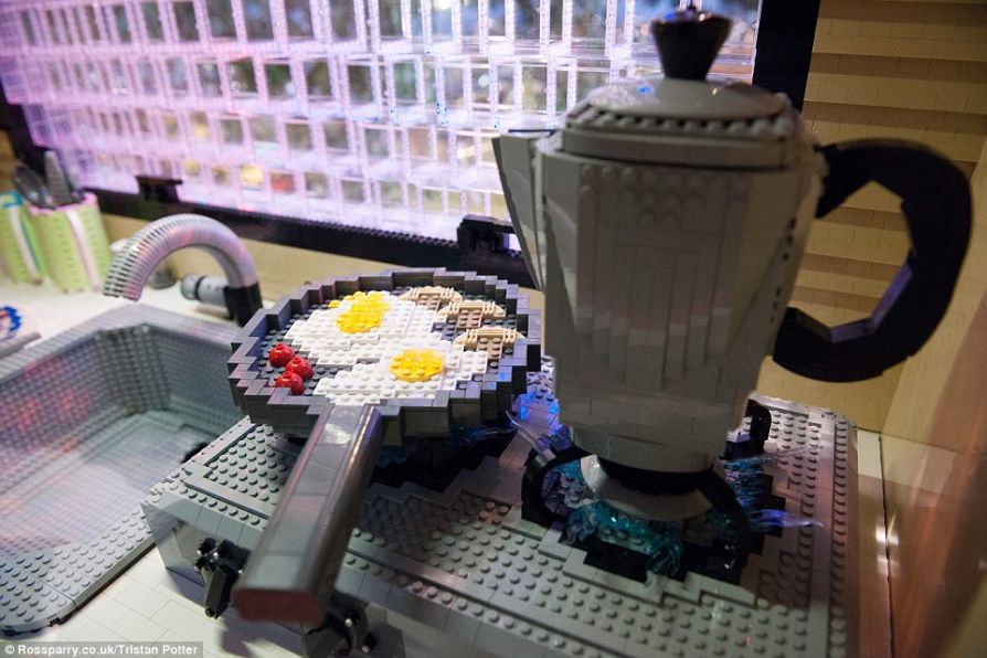 Варочная поверхность, чайник и английский завтрак, сделанные из Lego