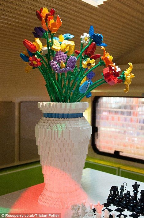 Ваза с цветами и шахматы, сделанные из Lego